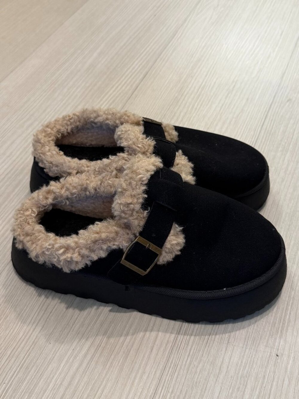 Amazon: Black Faux Suede Sherpa Platform Buckle Slippers - Size 7
